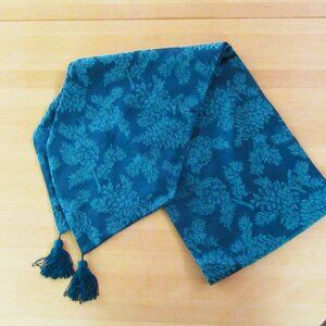 Vintage dark & light green Christmas holiday table runner with tassels - 84"